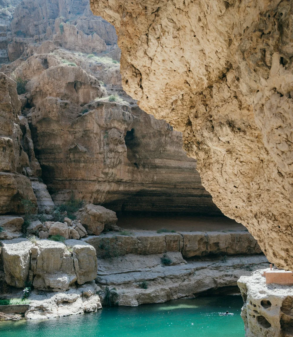 Scogliere di fiordi calcarei a picco sul mare turchese nel Musandam