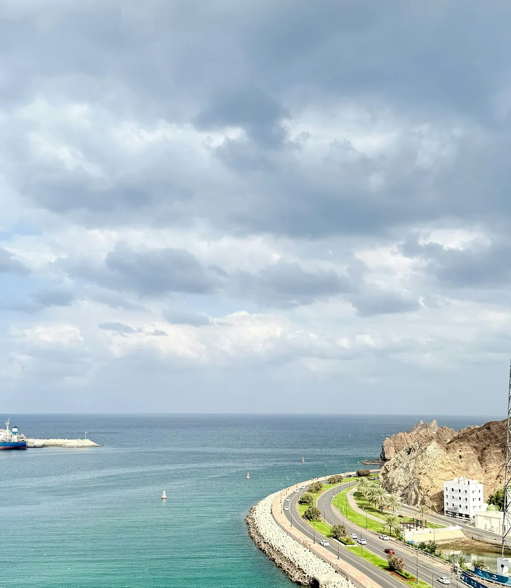 Acqua turchese e cristallina in una caletta riparata del Musandam